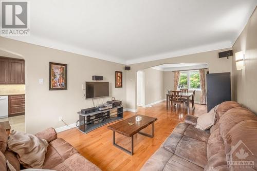 348 Lafontaine Avenue, Ottawa, ON - Indoor Photo Showing Living Room