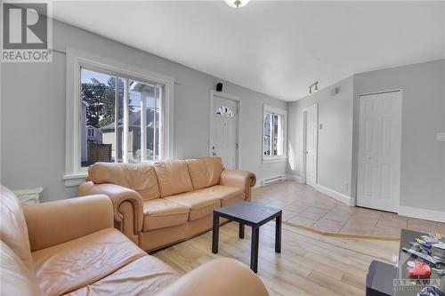 320 Altha Avenue, Ottawa, ON - Indoor Photo Showing Living Room