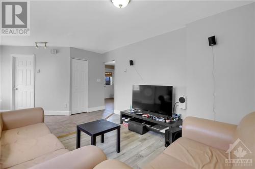 320 Altha Avenue, Ottawa, ON - Indoor Photo Showing Living Room