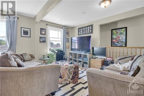 320 Altha Avenue, Ottawa, ON - Indoor Photo Showing Living Room