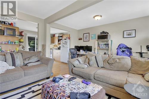 320 Altha Avenue, Ottawa, ON - Indoor Photo Showing Living Room