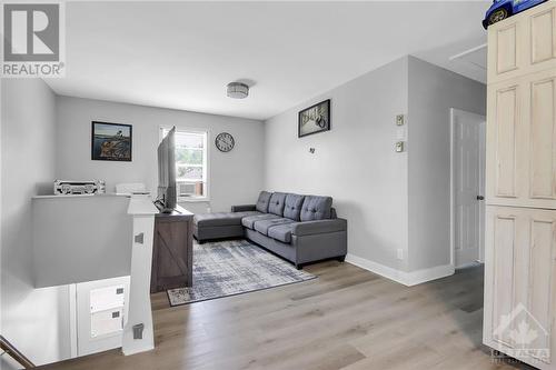 320 Altha Avenue, Ottawa, ON - Indoor Photo Showing Living Room