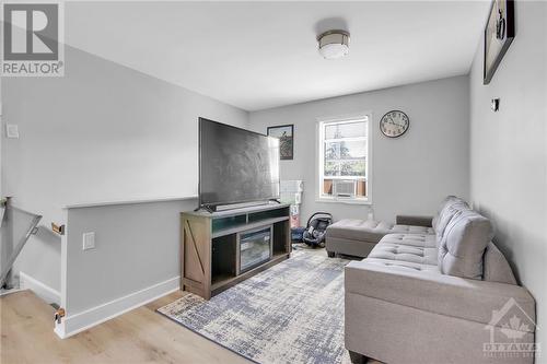 320 Altha Avenue, Ottawa, ON - Indoor Photo Showing Living Room