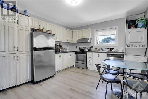 320 Altha Avenue, Ottawa, ON - Indoor Photo Showing Kitchen