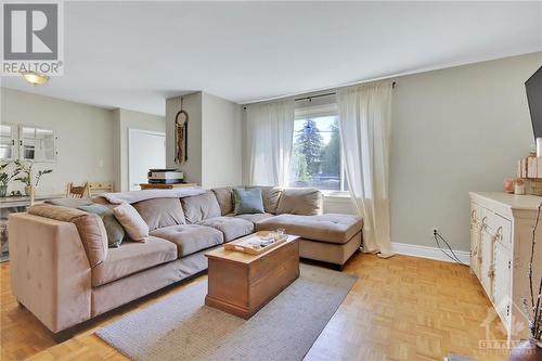 320 Altha Avenue, Ottawa, ON - Indoor Photo Showing Living Room