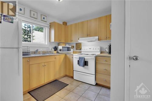 320 Altha Avenue, Ottawa, ON - Indoor Photo Showing Kitchen