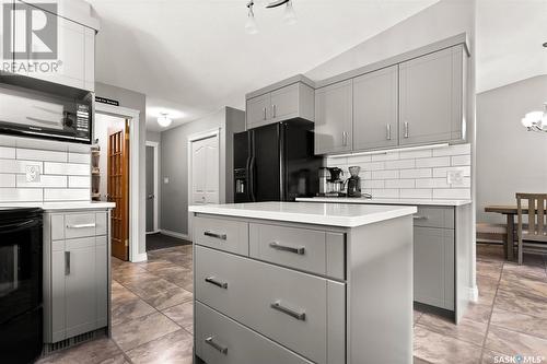 14 Park Bay, Emerald Park, SK - Indoor Photo Showing Kitchen