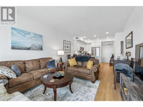 1232 Ellis Street Unit# 904, Kelowna, BC - Indoor Photo Showing Living Room