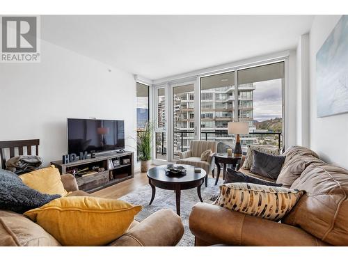 1232 Ellis Street Unit# 904, Kelowna, BC - Indoor Photo Showing Living Room