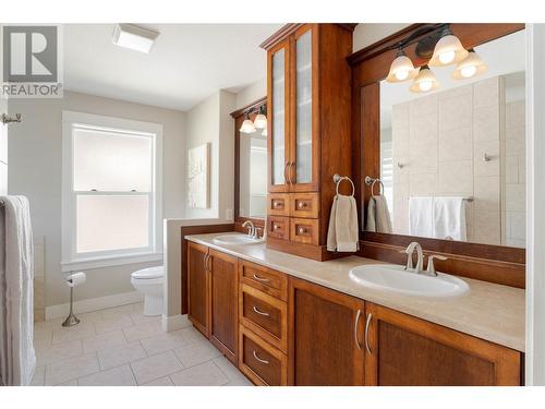 829 Kuipers Crescent, Kelowna, BC - Indoor Photo Showing Bathroom