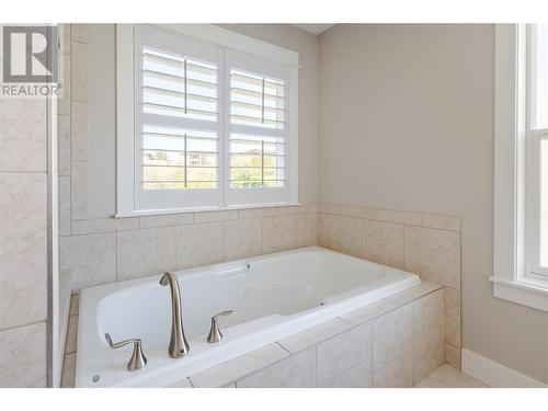 829 Kuipers Crescent, Kelowna, BC - Indoor Photo Showing Bathroom