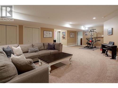 829 Kuipers Crescent, Kelowna, BC - Indoor Photo Showing Living Room