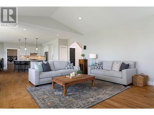 829 Kuipers Crescent, Kelowna, BC - Indoor Photo Showing Living Room