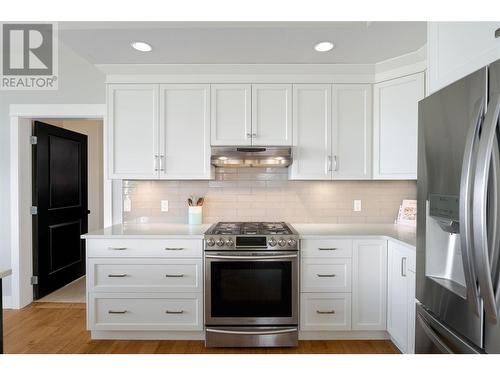 829 Kuipers Crescent, Kelowna, BC - Indoor Photo Showing Kitchen With Upgraded Kitchen