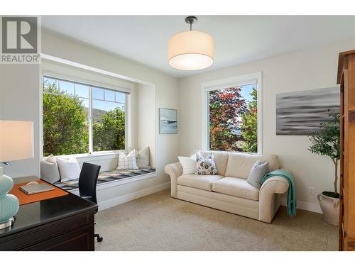 829 Kuipers Crescent, Kelowna, BC - Indoor Photo Showing Living Room