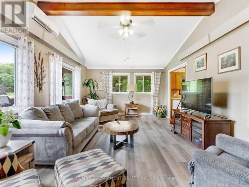 1686 Old Brock Street, Norfolk, ON - Indoor Photo Showing Living Room