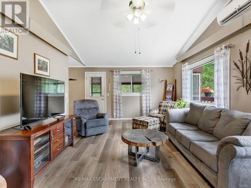 1686 Old Brock Street, Norfolk, ON - Indoor Photo Showing Living Room