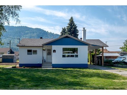 755 9Th Avenue, Montrose, BC - Outdoor