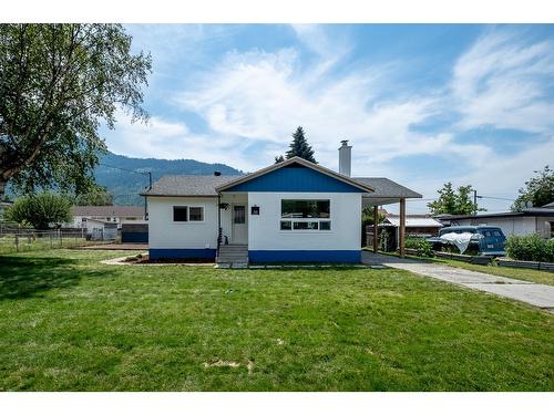 755 9Th Avenue, Montrose, BC - Outdoor