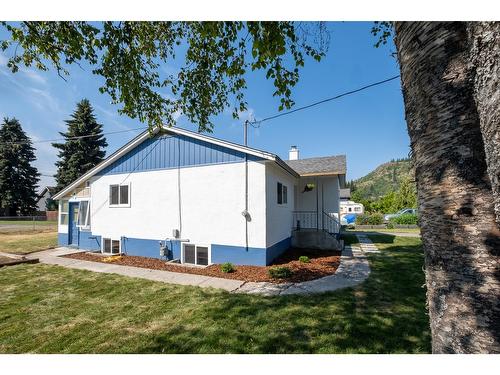 755 9Th Avenue, Montrose, BC - Outdoor