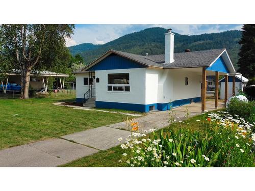 755 9Th Avenue, Montrose, BC - Outdoor