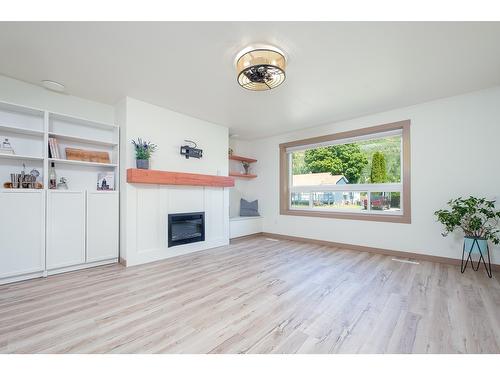 755 9Th Avenue, Montrose, BC - Indoor Photo Showing Living Room With Fireplace