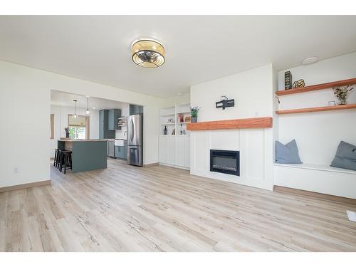 755 9Th Avenue, Montrose, BC - Indoor Photo Showing Living Room With Fireplace