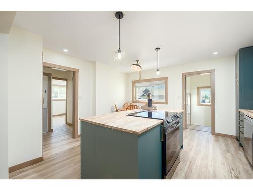 755 9Th Avenue, Montrose, BC - Indoor Photo Showing Kitchen With Upgraded Kitchen