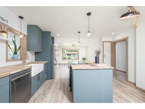 755 9Th Avenue, Montrose, BC - Indoor Photo Showing Kitchen With Upgraded Kitchen