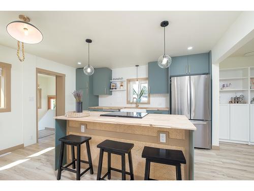 755 9Th Avenue, Montrose, BC - Indoor Photo Showing Kitchen With Stainless Steel Kitchen With Upgraded Kitchen