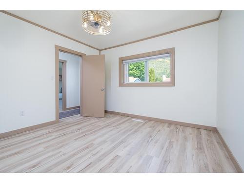 755 9Th Avenue, Montrose, BC - Indoor Photo Showing Other Room