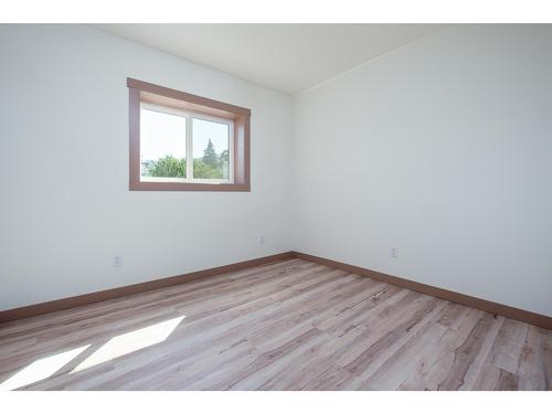 755 9Th Avenue, Montrose, BC - Indoor Photo Showing Other Room