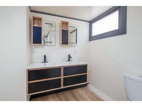 755 9Th Avenue, Montrose, BC - Indoor Photo Showing Bathroom