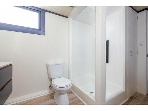 755 9Th Avenue, Montrose, BC - Indoor Photo Showing Bathroom