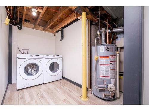 755 9Th Avenue, Montrose, BC - Indoor Photo Showing Laundry Room