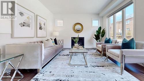 23 Snap Dragon Trail, East Gwillimbury (Holland Landing), ON - Indoor Photo Showing Living Room