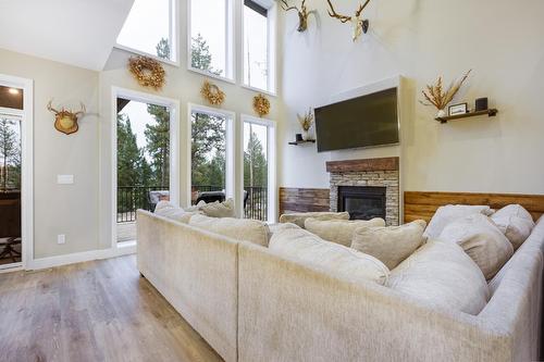 148 Plateau Place, Cranbrook, BC - Indoor Photo Showing Living Room With Fireplace