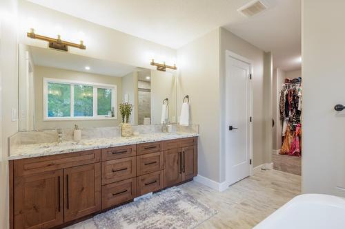 148 Plateau Place, Cranbrook, BC - Indoor Photo Showing Bathroom