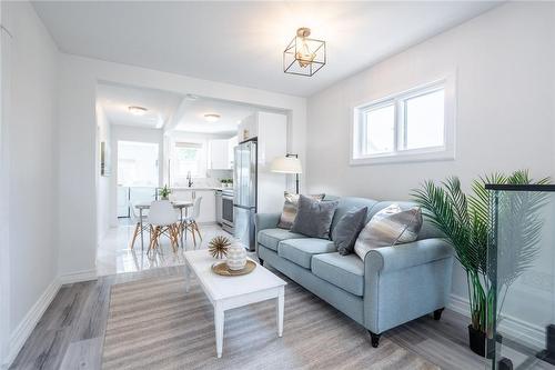 56 Cambridge Avenue, Hamilton, ON - Indoor Photo Showing Living Room