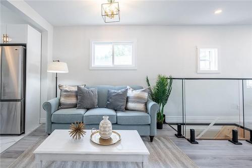 56 Cambridge Avenue, Hamilton, ON - Indoor Photo Showing Living Room