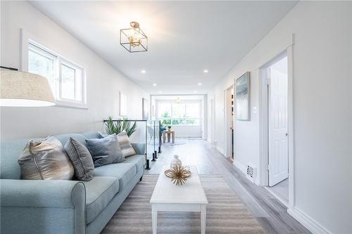 56 Cambridge Avenue, Hamilton, ON - Indoor Photo Showing Living Room