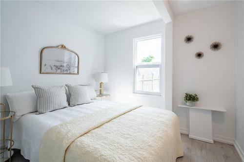 56 Cambridge Avenue, Hamilton, ON - Indoor Photo Showing Bedroom