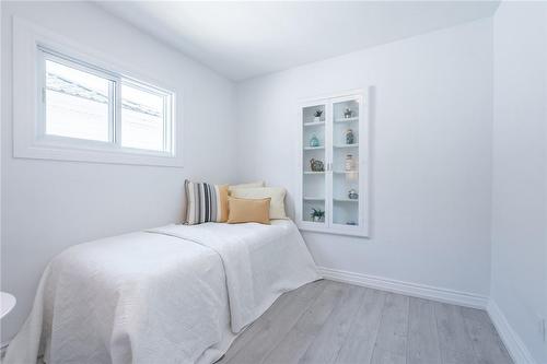 56 Cambridge Avenue, Hamilton, ON - Indoor Photo Showing Bedroom