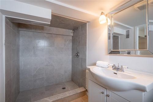 56 Cambridge Avenue, Hamilton, ON - Indoor Photo Showing Bathroom