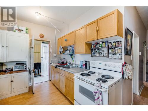 1880 Oak  Street, Trail, BC - Indoor Photo Showing Kitchen With Double Sink