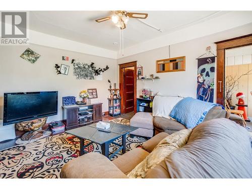 1880 Oak  Street, Trail, BC - Indoor Photo Showing Living Room