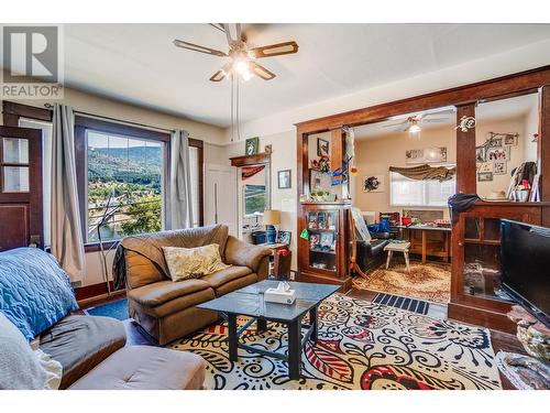 1880 Oak  Street, Trail, BC - Indoor Photo Showing Living Room