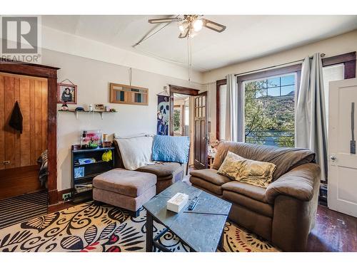 1880 Oak  Street, Trail, BC - Indoor Photo Showing Living Room