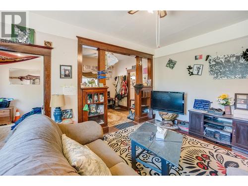 1880 Oak  Street, Trail, BC - Indoor Photo Showing Living Room