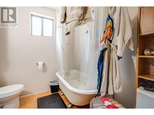 1880 Oak  Street, Trail, BC - Indoor Photo Showing Bathroom